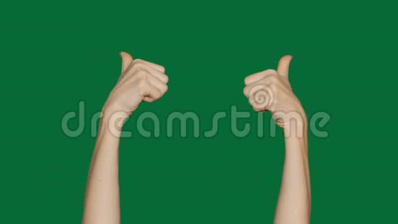 女的手在绿色屏幕背景上显示拇指色度键视频的预览图