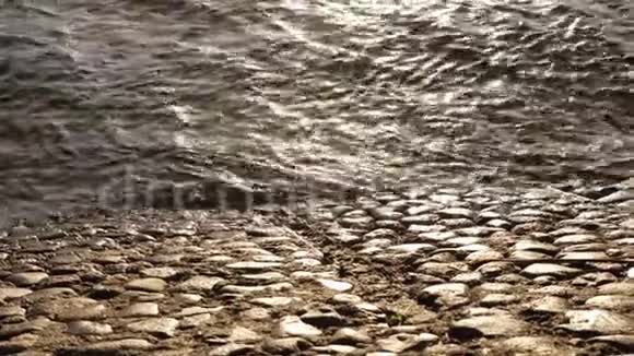 河浪拍打着铺路石视频的预览图