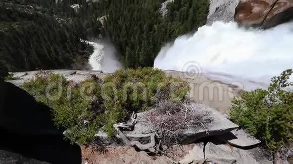 尤塞米蒂山谷国家公园的瀑布很大特别是在春天和初夏的时候从山上下雪视频的预览图