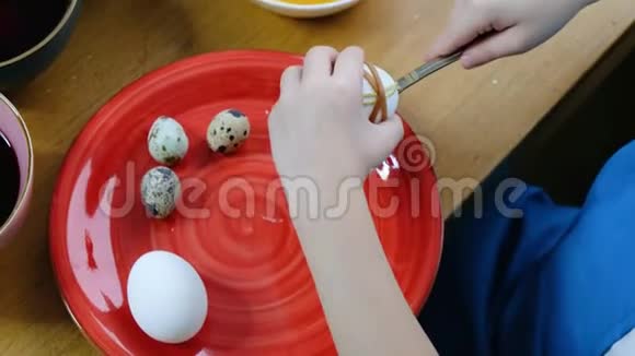把小孩的手用鸡蛋染色复活节彩蛋视频的预览图