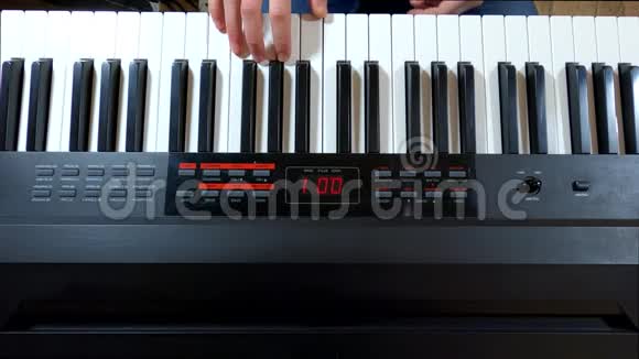 男性手弹数字钢琴视频的预览图