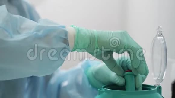 戴手套的医生用血液试管分析中国冠状病毒科学家技师把空泡机视频的预览图