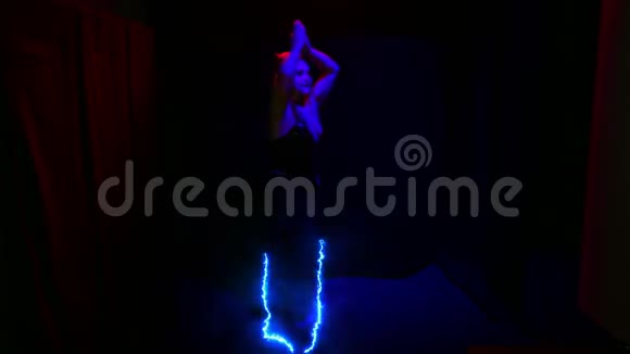 一个女魔鬼通过自己的电一个蓝色的电球出现在她的手中视频的预览图