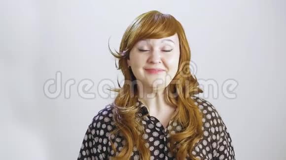 一个白人年轻女子挣扎着忍住眼泪视频的预览图