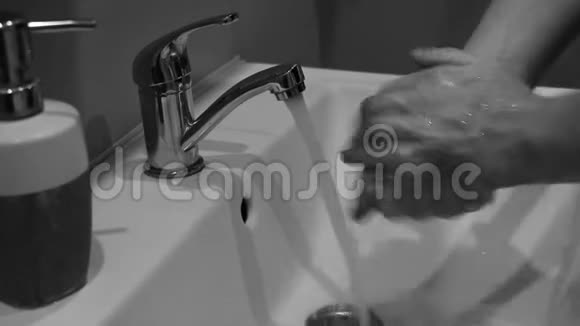 冠状病毒旅行预防用肥皂和热水洗手冠状病毒爆发时的手卫生视频的预览图