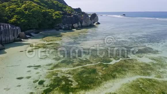 空中全景的热带天堂海滩安塞源d阿根廷塞舌尔拉迪盖岛视频的预览图