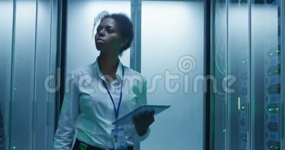 带平板电脑的黑人妇女在服务器机房工作视频的预览图