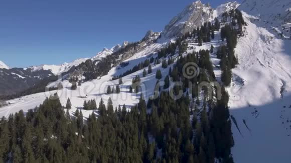 无人机飞越一些高山视频的预览图