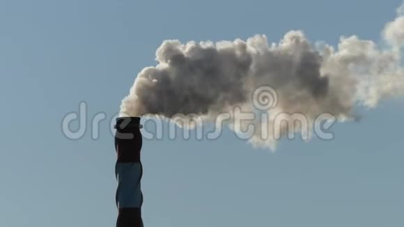 蓝天背景上有油烟的工业烟囱视频的预览图