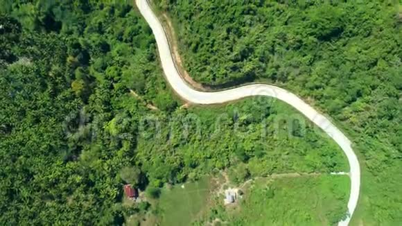 蜿蜒的乡间道路穿过青山的空中景色暑期和旅游度假理念视频的预览图