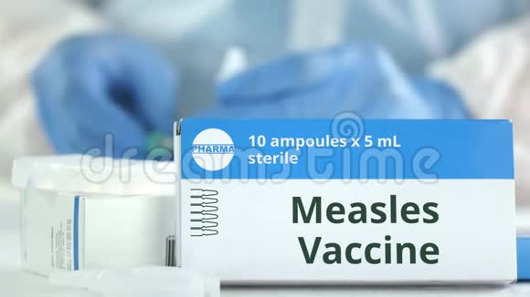 工作实验室助理的桌子上放着麻疹疫苗的安瓿盒子上有虚构的标识视频的预览图