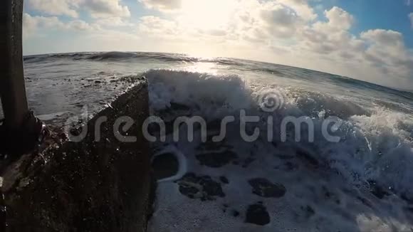 海浪的缓慢运动闯入岩石视频的预览图