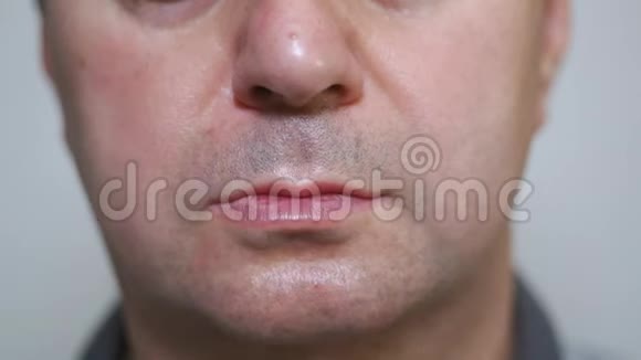 男人用吸入面罩呼吸视频的预览图