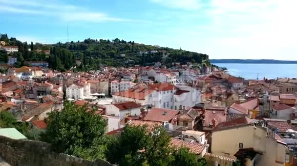位于斯洛文尼亚的皮兰市可俯瞰该市和亚得里亚海欧洲斯洛文尼亚美丽的城市景观地中海壮丽视频的预览图