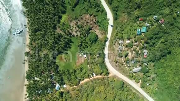 蜿蜒的乡间道路穿过青山的空中景色暑期和旅游度假理念视频的预览图