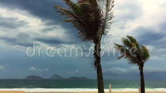 巴西里约热内卢伊帕内马海滩风暴天气视频的预览图
