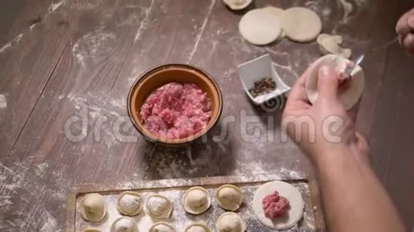 在家做肉饺子的人视频的预览图