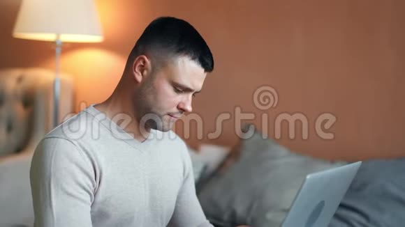 近距离自信的欧洲商人在酒店公寓里看笔记本电脑屏幕视频的预览图