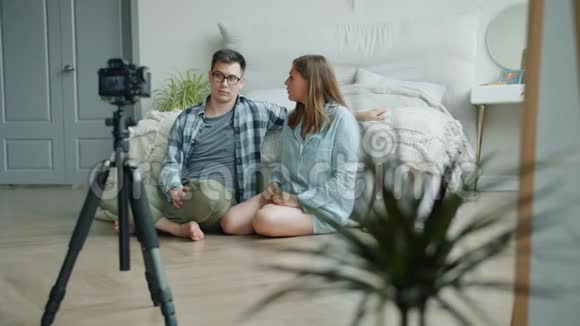 女孩和男孩vloggers为vlog重新编码视频显示拇指向上在家交谈视频的预览图