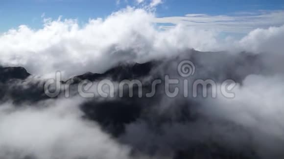 斯里兰卡埃利亚努瓦拉世界终点站霍顿平原山脉的雾云移动视频的预览图