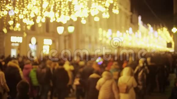 散乱的人们走在市中心的步行街上装饰着新年和圣诞节视频的预览图