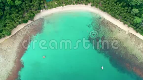带蓝水的海湾热带沙滩鸟瞰图海景与海沙棕榈树天堂的最高景观视频的预览图