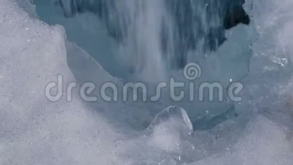 冰洞山脉瀑布放大视频的预览图