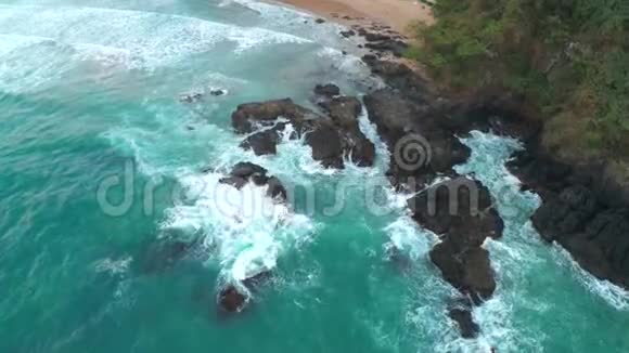 在海滩附近的暗礁上海浪的空中视野破裂了海浪撞击菲律宾巴拉望岩石海岸视频的预览图