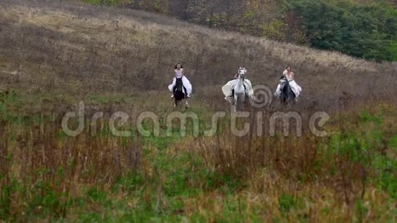 三个穿着白色衣服的女人骑马穿过山谷视频的预览图