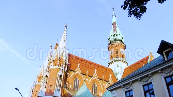 欧洲哥特式教堂从左侧视频的预览图