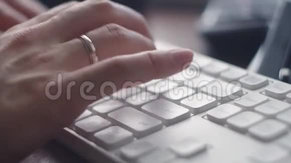 女商人在无线键盘上打字一个年轻人在玩电脑双手在键盘上特写视频的预览图