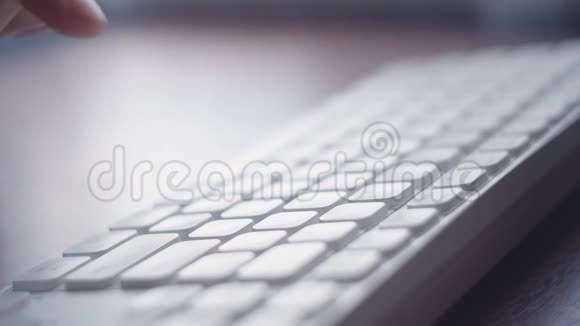 手指快速键入白色键盘与相机特写动宏镜头电脑键盘上的人打字视频的预览图