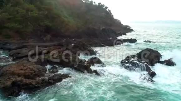 在海滩附近的暗礁上海浪的空中视野破裂了海浪撞击菲律宾巴拉望岩石海岸视频的预览图