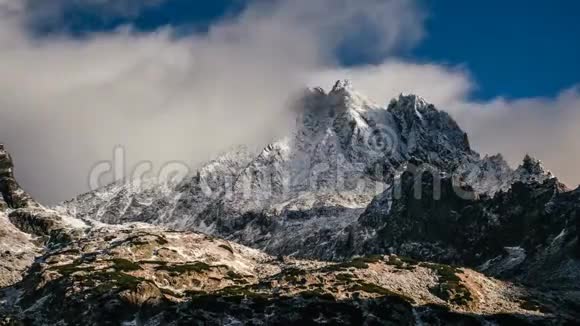 冬季欧洲阿尔卑斯山脉景观的云景时间流逝视频的预览图