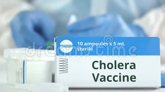 工作实验室助理的桌子上放着霍乱疫苗的安瓿盒子上有虚构的标识视频的预览图