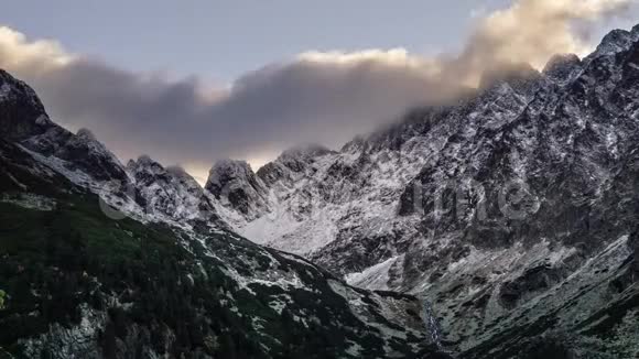 冬季欧洲阿尔卑斯山脉景观的云景时间流逝视频的预览图