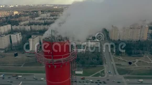 工业烟堆对城市住宅区的空中近景视频的预览图