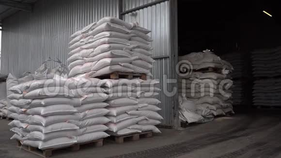 农村动物用折叠的白色饲料袋生产仓库视频的预览图