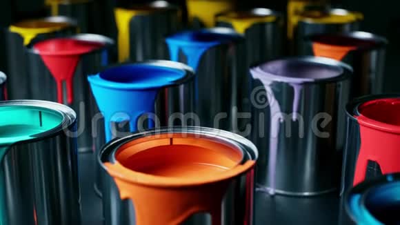 五颜六色的金属桶漆孤立在黑色背景上视频的预览图