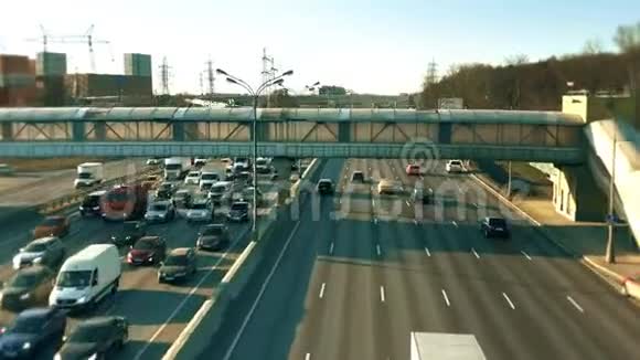 一个大的公路交通堵塞事件视频的预览图