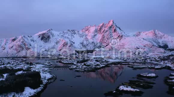 日出无人机视频典型的挪威渔村在洛夫顿群岛冬季这是非常著名的旅游阿特尔视频的预览图