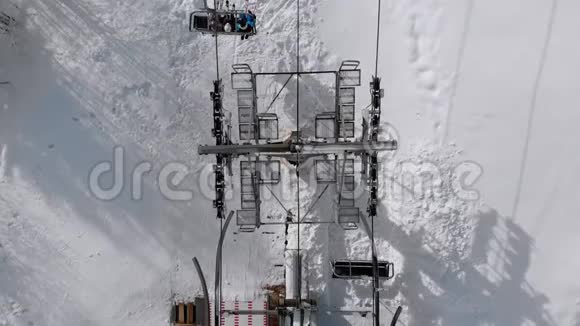 滑雪滑雪坡上运输滑雪者滑雪电梯的高空俯视图驾驶座椅升降机视频的预览图