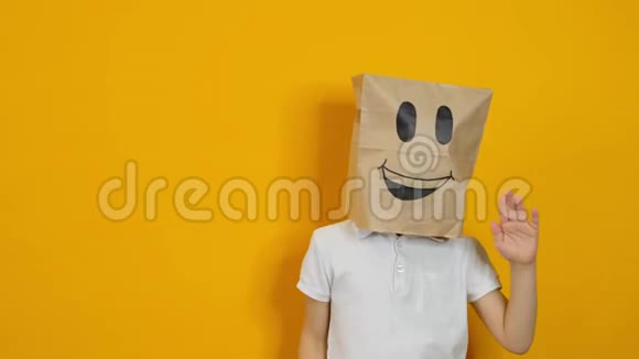 小男孩头上戴着一个包脸上挂着黄色的笑脸跳舞视频的预览图