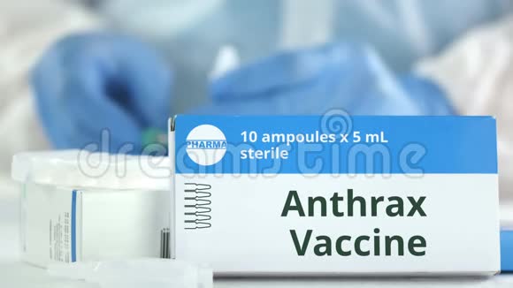 桌上放着炭疽疫苗的盒子对着模糊的实验室助手小说制药标志视频的预览图