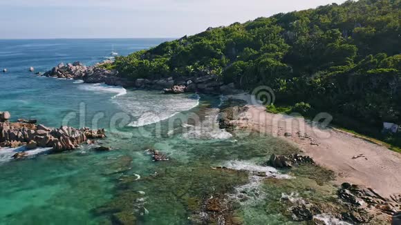 夜光下鸟瞰花岗岩巨石的偏远僻静海滩塞舌尔拉迪格岛视频的预览图