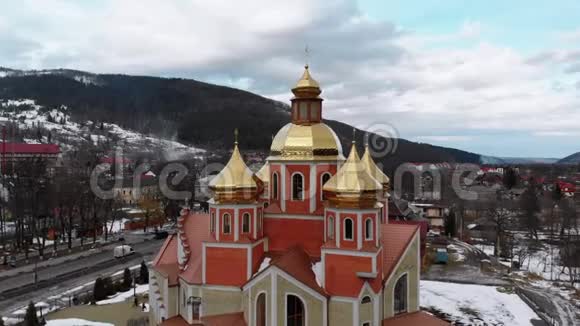 冬季喀尔巴阡村黄金屋的乌克兰教堂空中无人机景视频的预览图