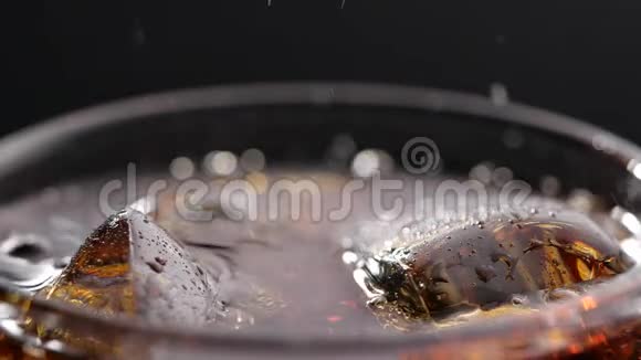 慢泡可乐饮料深底玻璃冰泡泡可乐视频的预览图