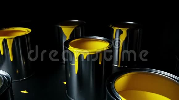 五颜六色的油漆漏在金属桶的墙上在黑色背景上孤立滑球射击视频的预览图