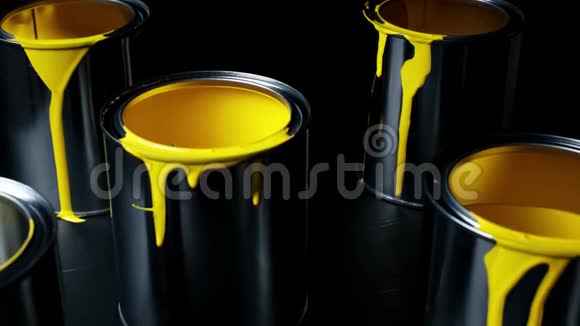 五颜六色的油漆漏在金属桶的墙上在黑色背景上孤立滑球射击视频的预览图