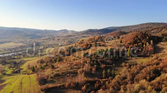 鸟瞰山山坡森林山谷和河流美丽的秋景东贝斯克人喀尔巴阡人视频的预览图